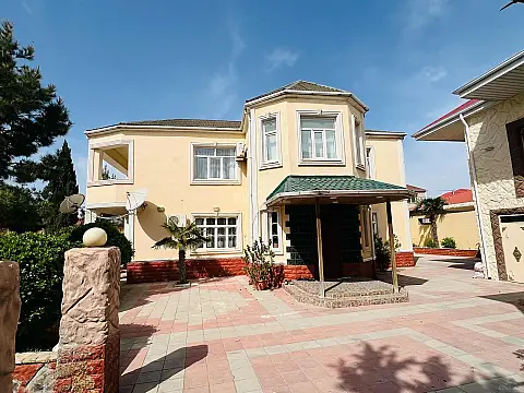 Satılır 8 otaqlı həyət evi 400 m²