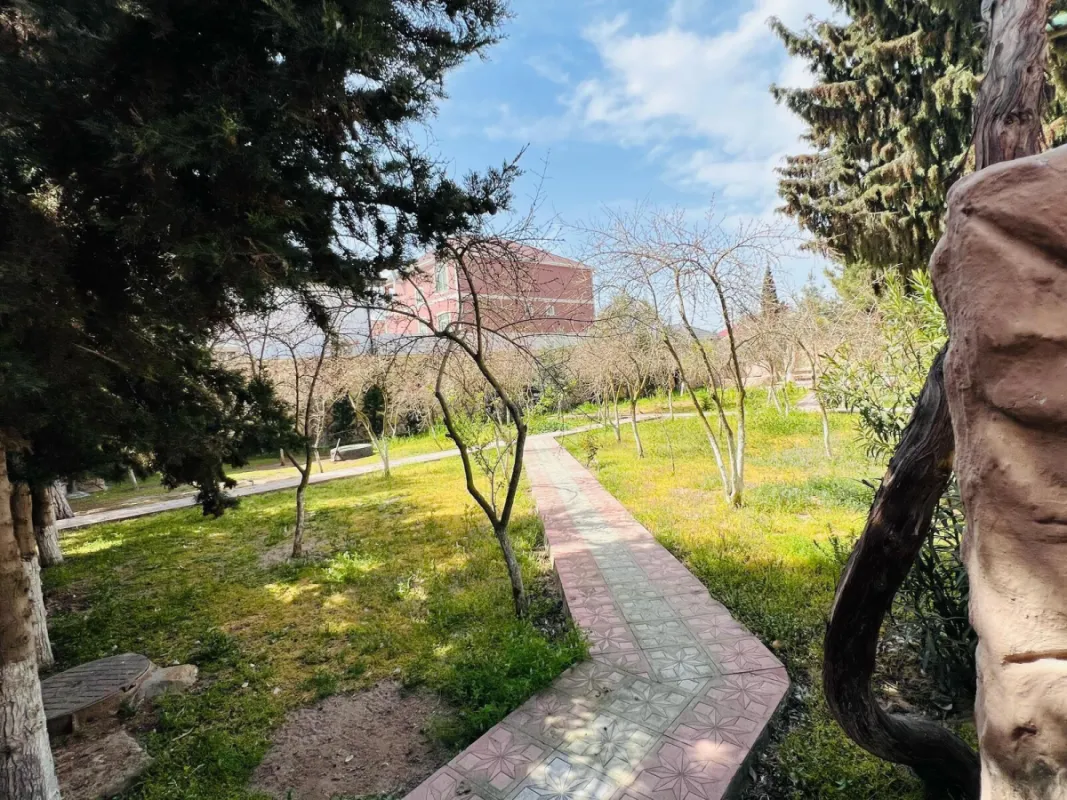 Satılır 8 otaqlı həyət evi 400 m²