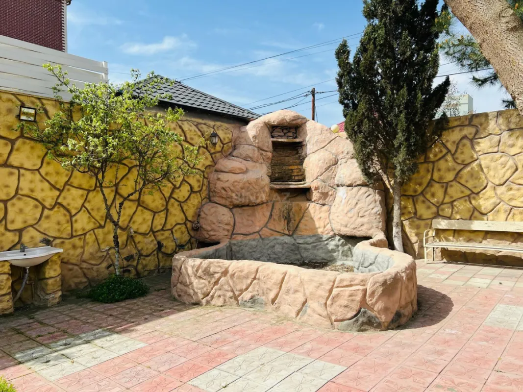 Satılır 8 otaqlı həyət evi 400 m²
