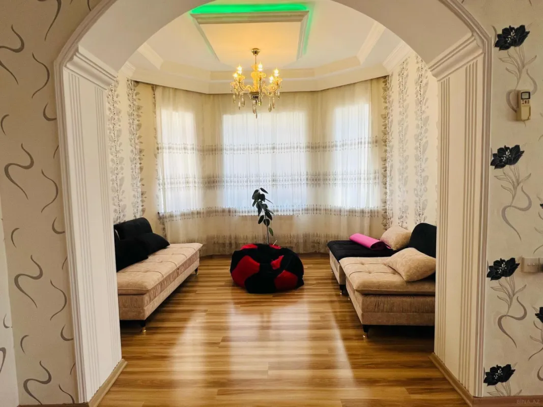 Satılır 8 otaqlı həyət evi 400 m²