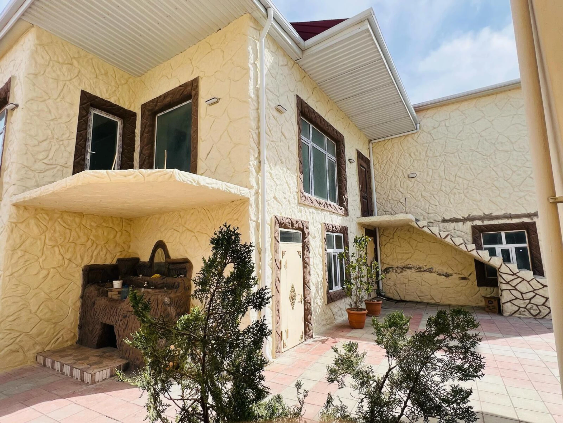 Satılır 8 otaqlı həyət evi 400 m²