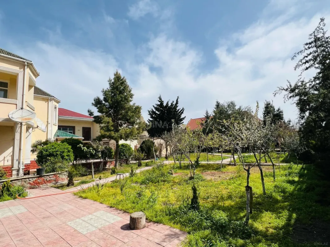 Satılır 8 otaqlı həyət evi 400 m²