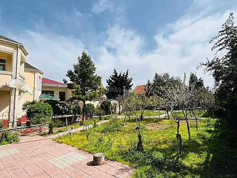 Satılır 8 otaqlı həyət evi 400 m²