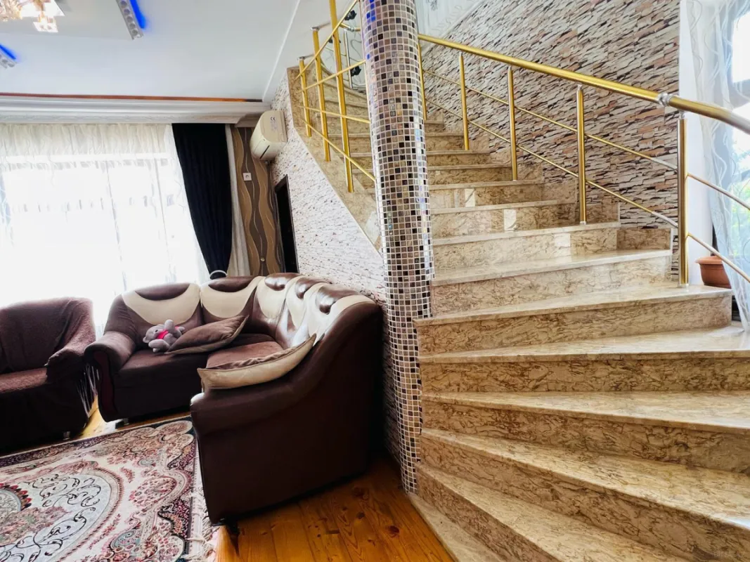 Satılır 8 otaqlı həyət evi 400 m²