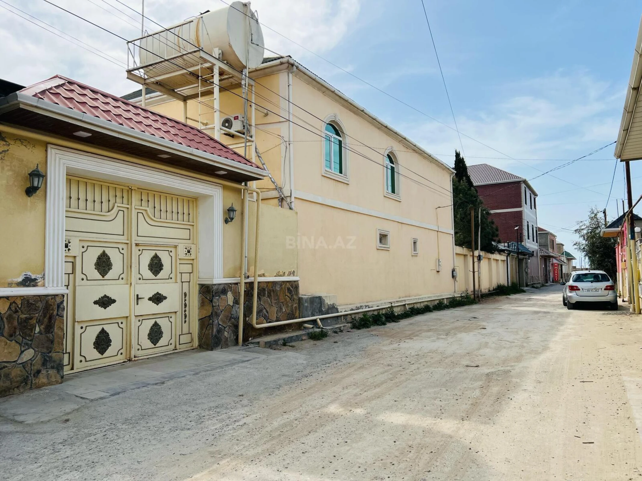 Satılır 8 otaqlı həyət evi 400 m²