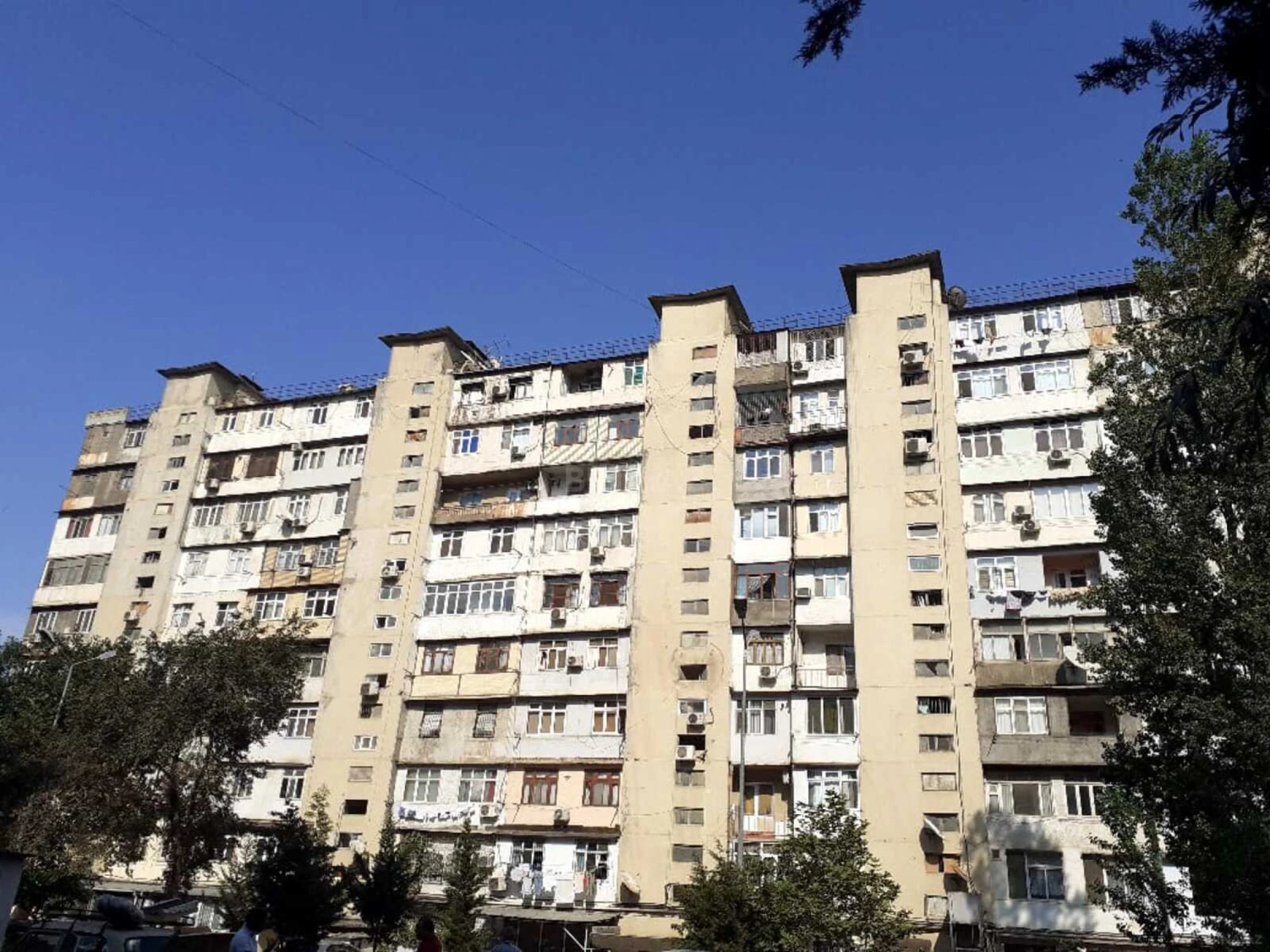 Satılır 5 otaqlı mənzil 130 m²