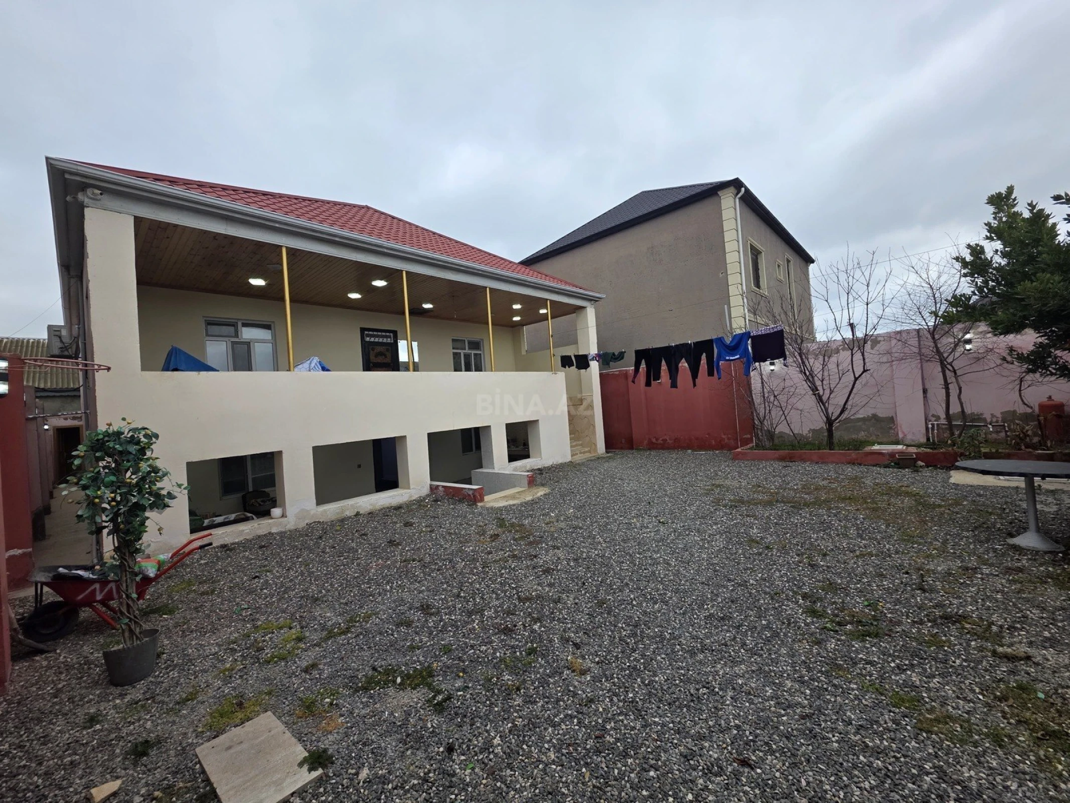 Satılır 8 otaqlı həyət evi 172 m²