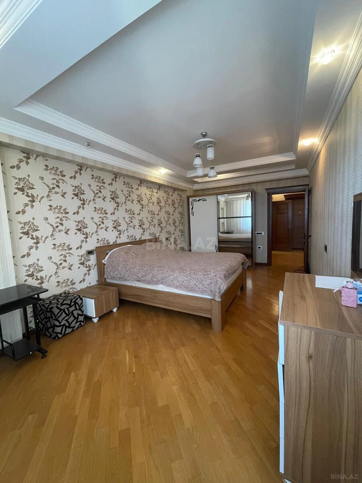 Satılır 3 otaqlı mənzil 136 m²