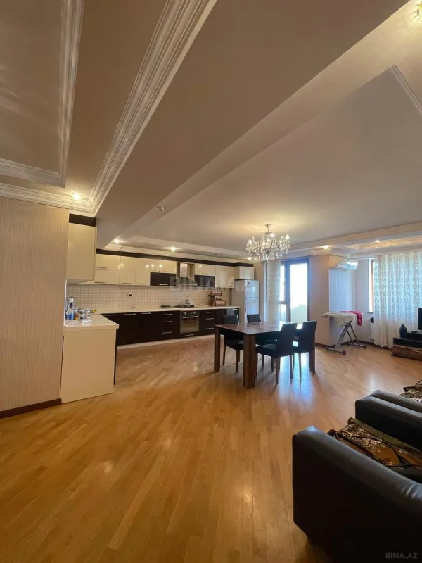 Satılır 3 otaqlı mənzil 136 m²