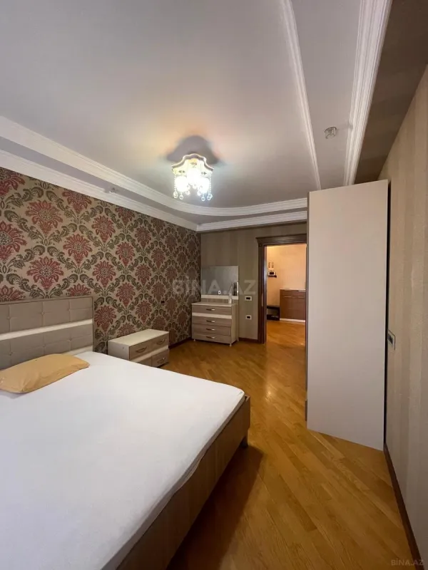 Satılır 3 otaqlı mənzil 136 m²