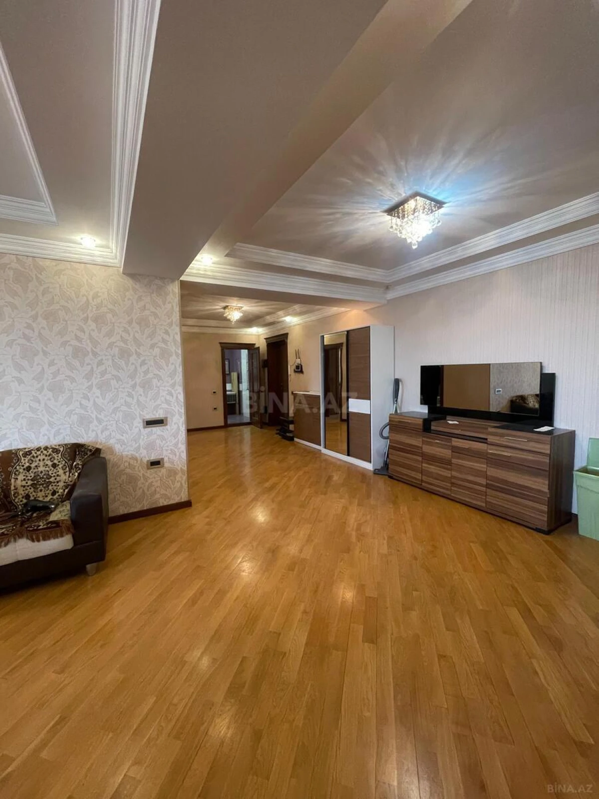 Satılır 3 otaqlı mənzil 136 m²