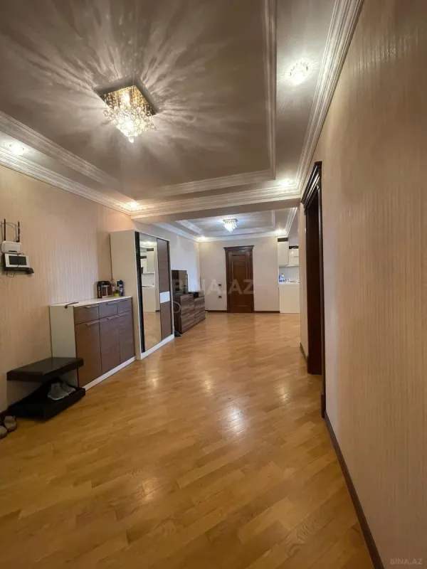 Satılır 3 otaqlı mənzil 136 m²