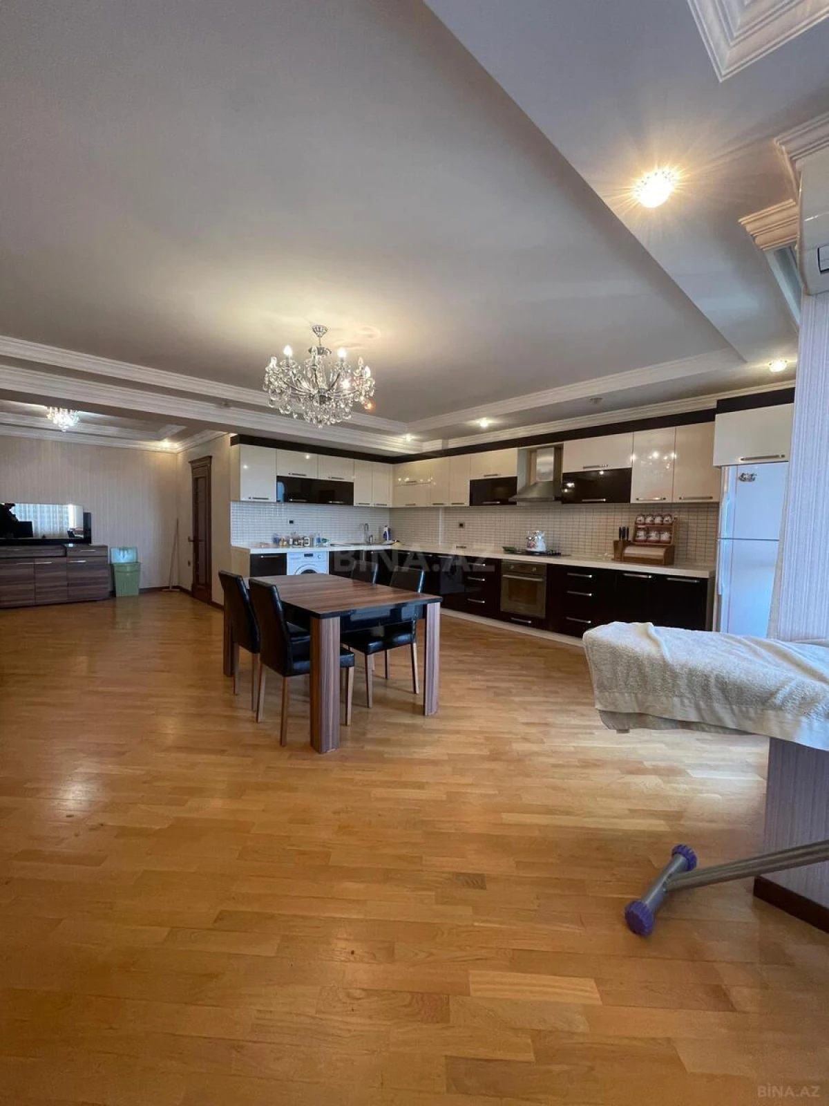 Satılır 3 otaqlı mənzil 136 m²