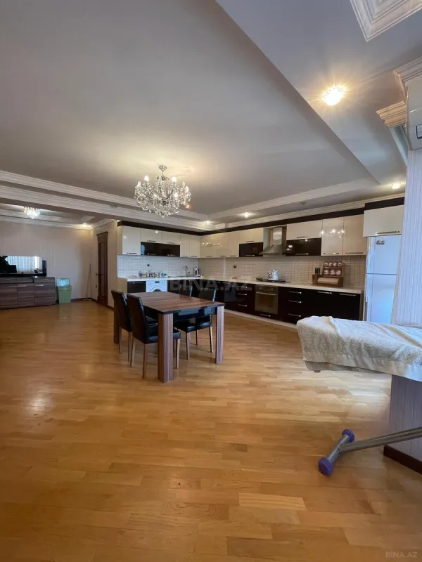 Satılır 3 otaqlı mənzil 136 m²