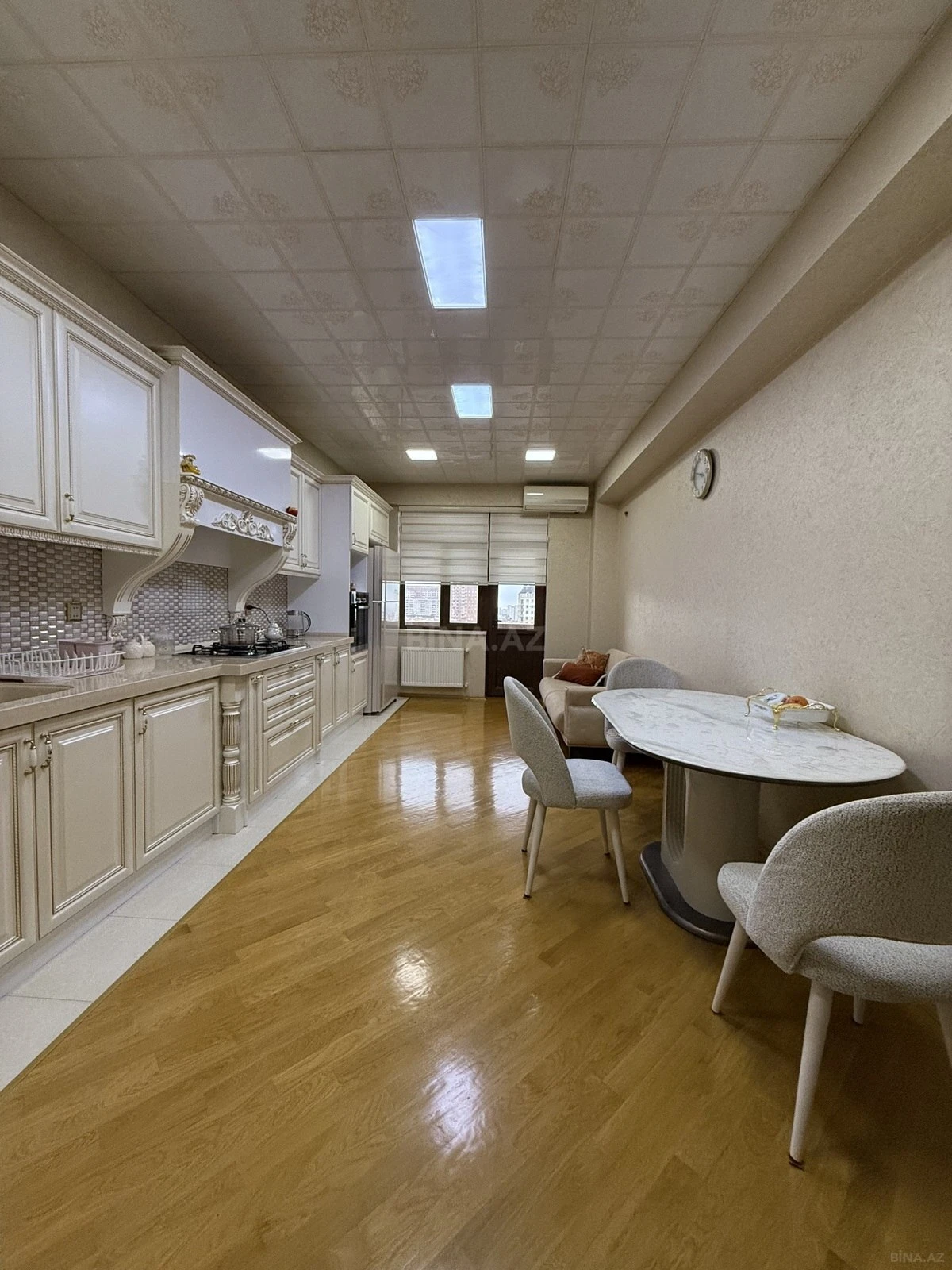 Satılır 3 otaqlı mənzil 176 m²