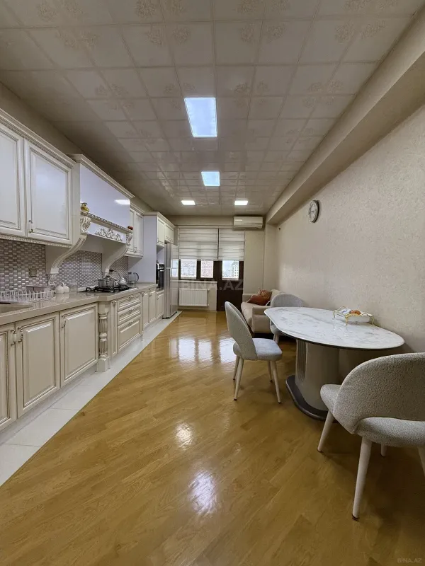 Satılır 3 otaqlı mənzil 176 m²