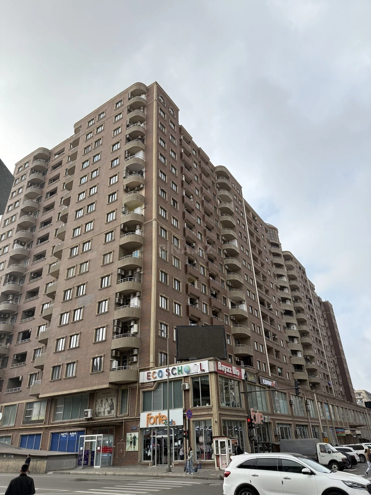 Satılır 3 otaqlı mənzil 176 m²