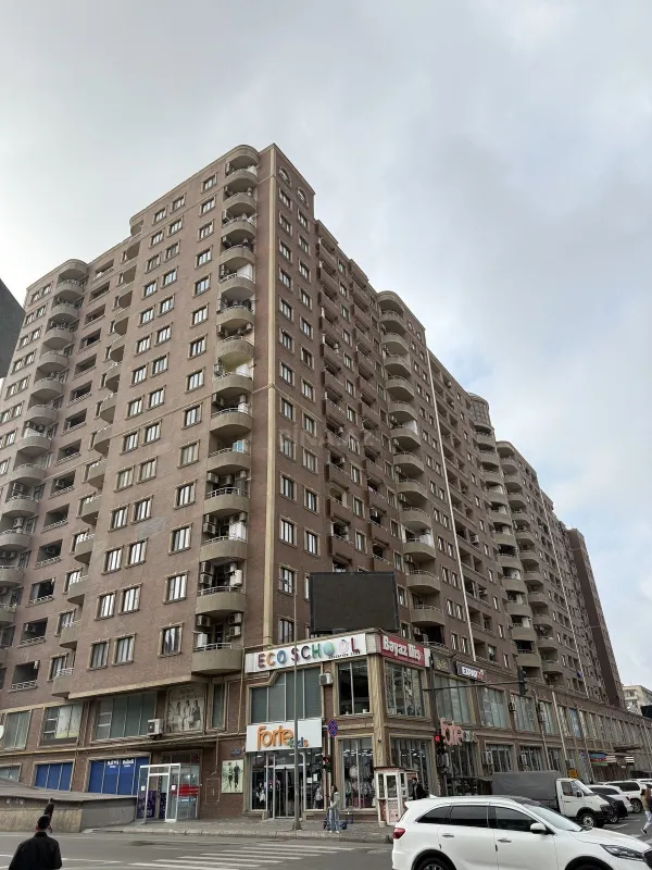 Satılır 3 otaqlı mənzil 176 m²