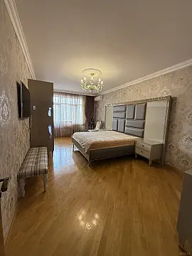 Satılır 3 otaqlı mənzil 176 m²