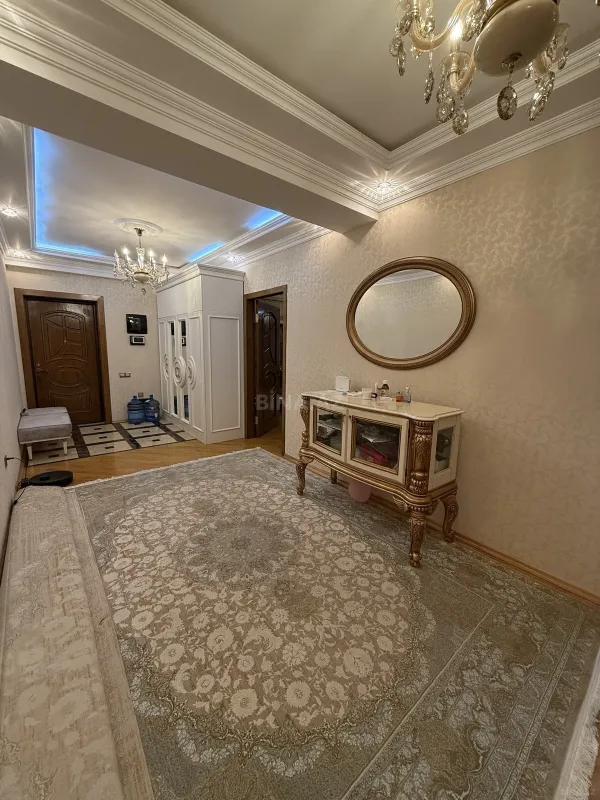Satılır 3 otaqlı mənzil 176 m²