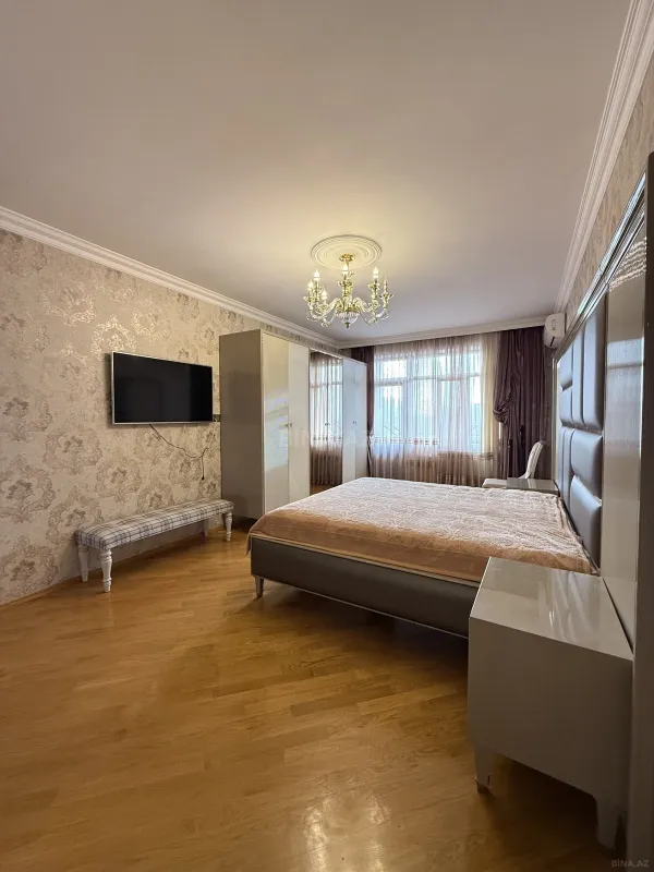 Satılır 3 otaqlı mənzil 176 m²