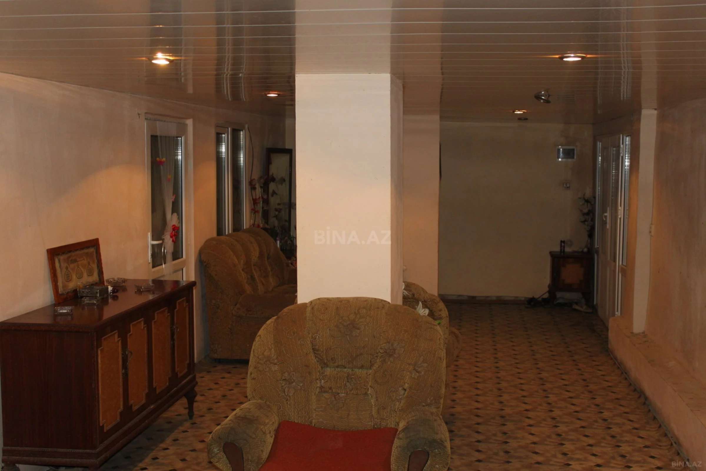 Satılır 8 otaqlı həyət evi 240 m²