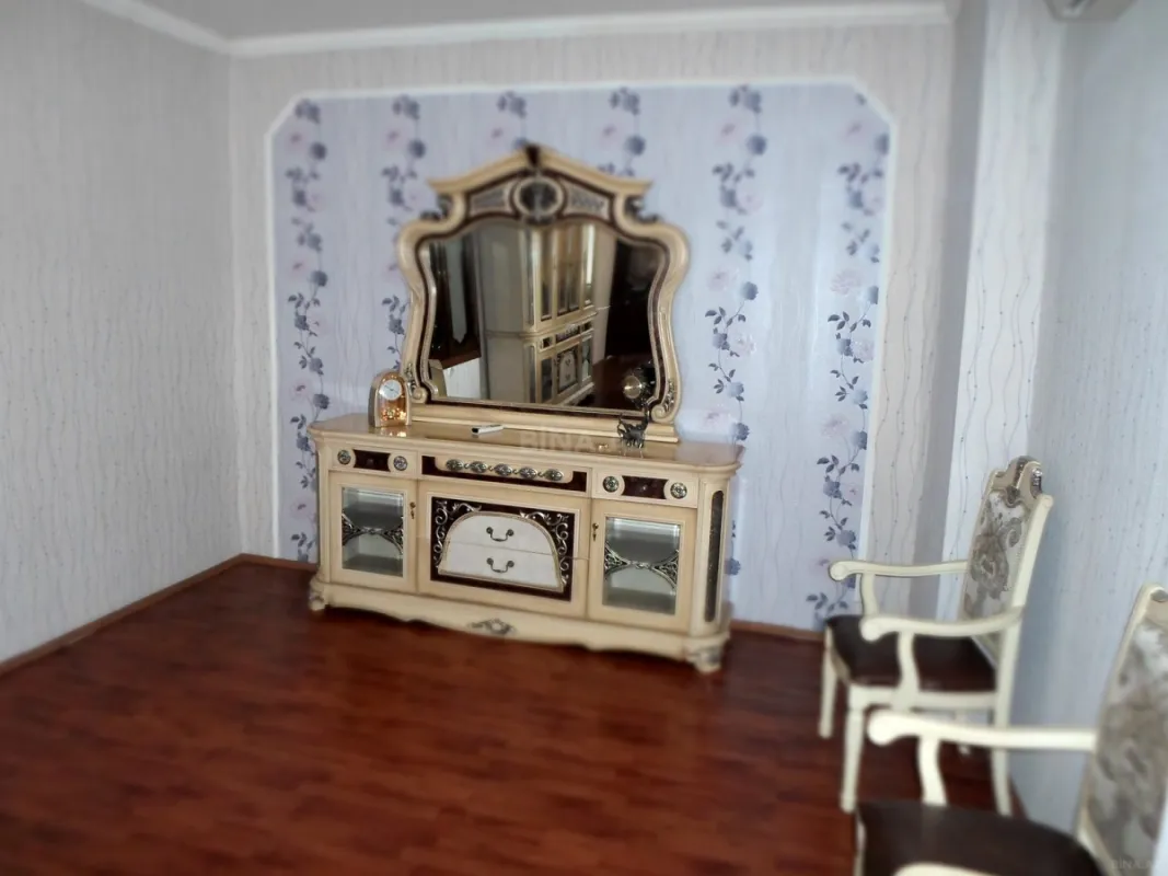 Satılır 8 otaqlı həyət evi 240 m²