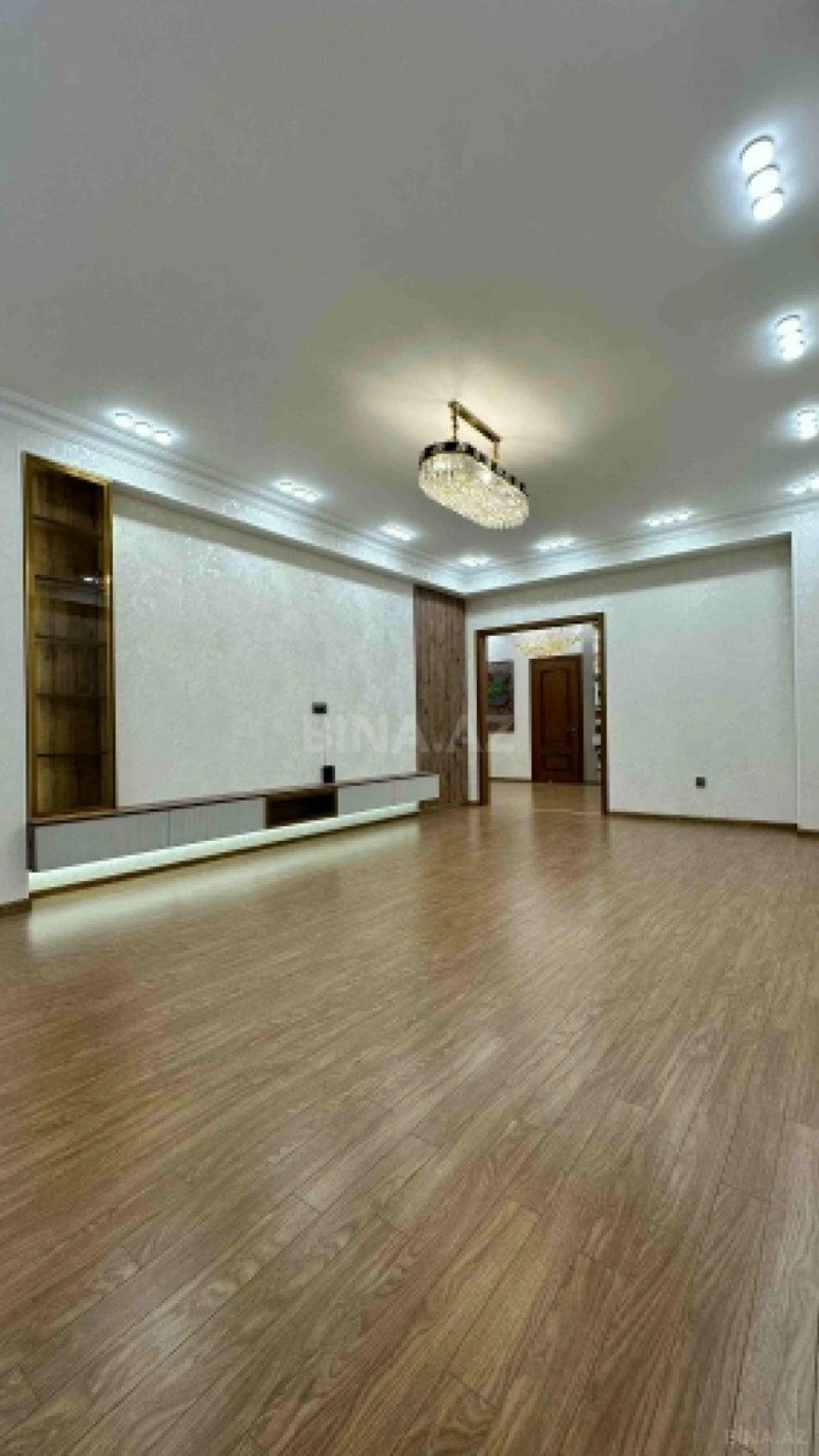 Satılır 3 otaqlı mənzil 136 m²