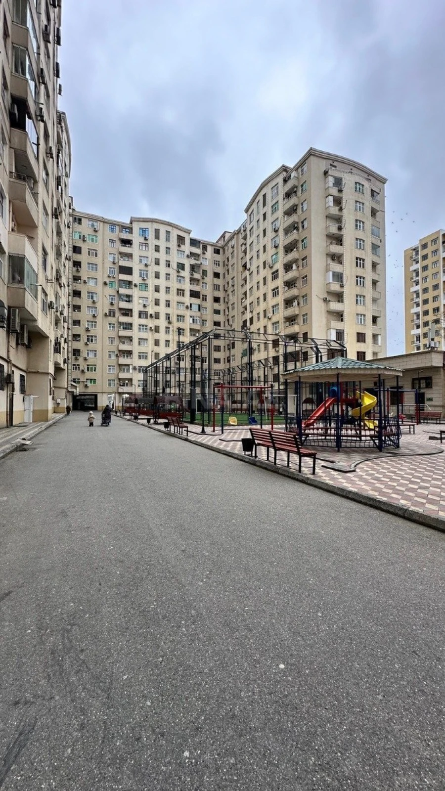 Satılır 3 otaqlı mənzil 136 m²