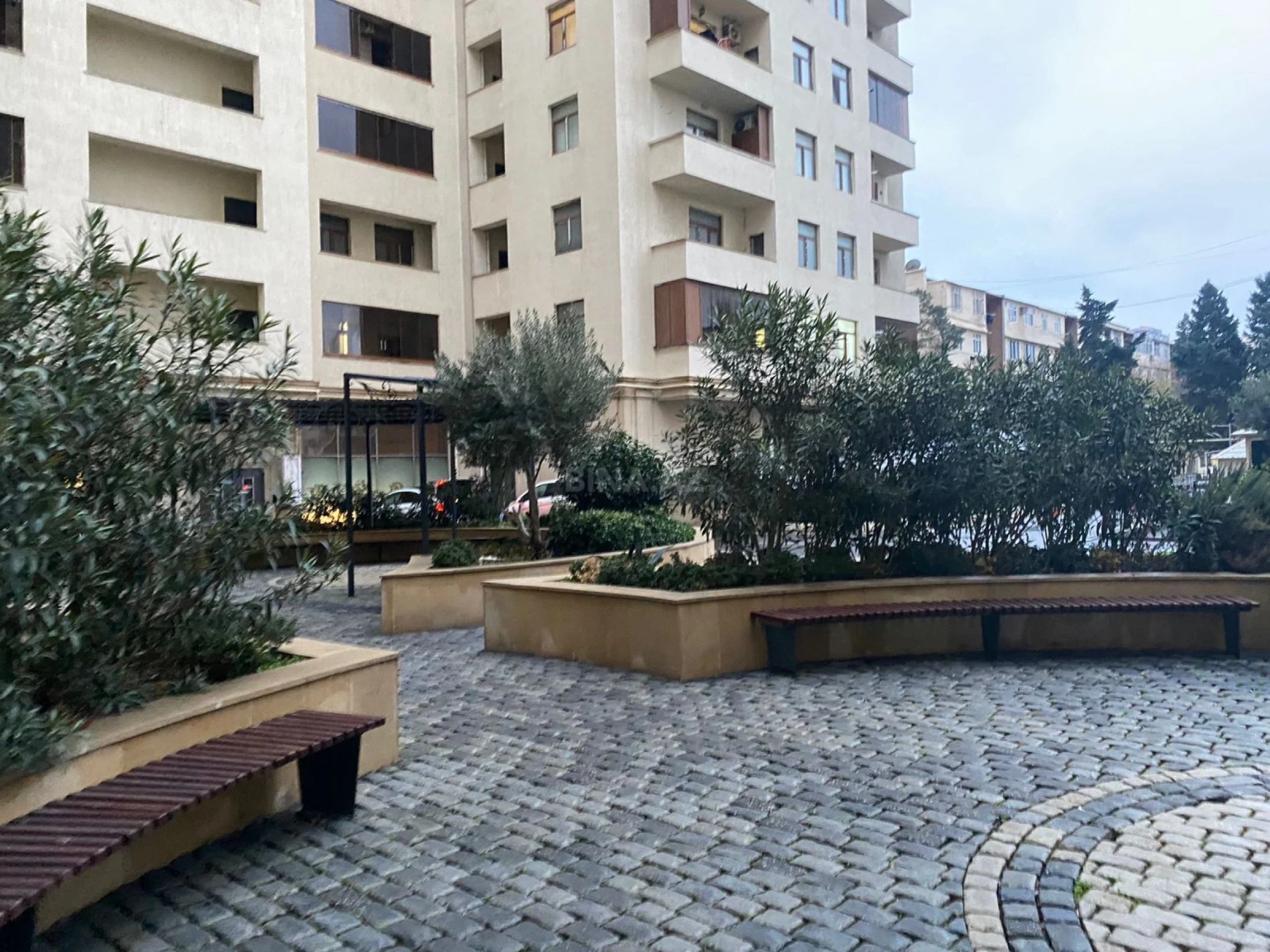 Satılır 3 otaqlı mənzil 137 m²
