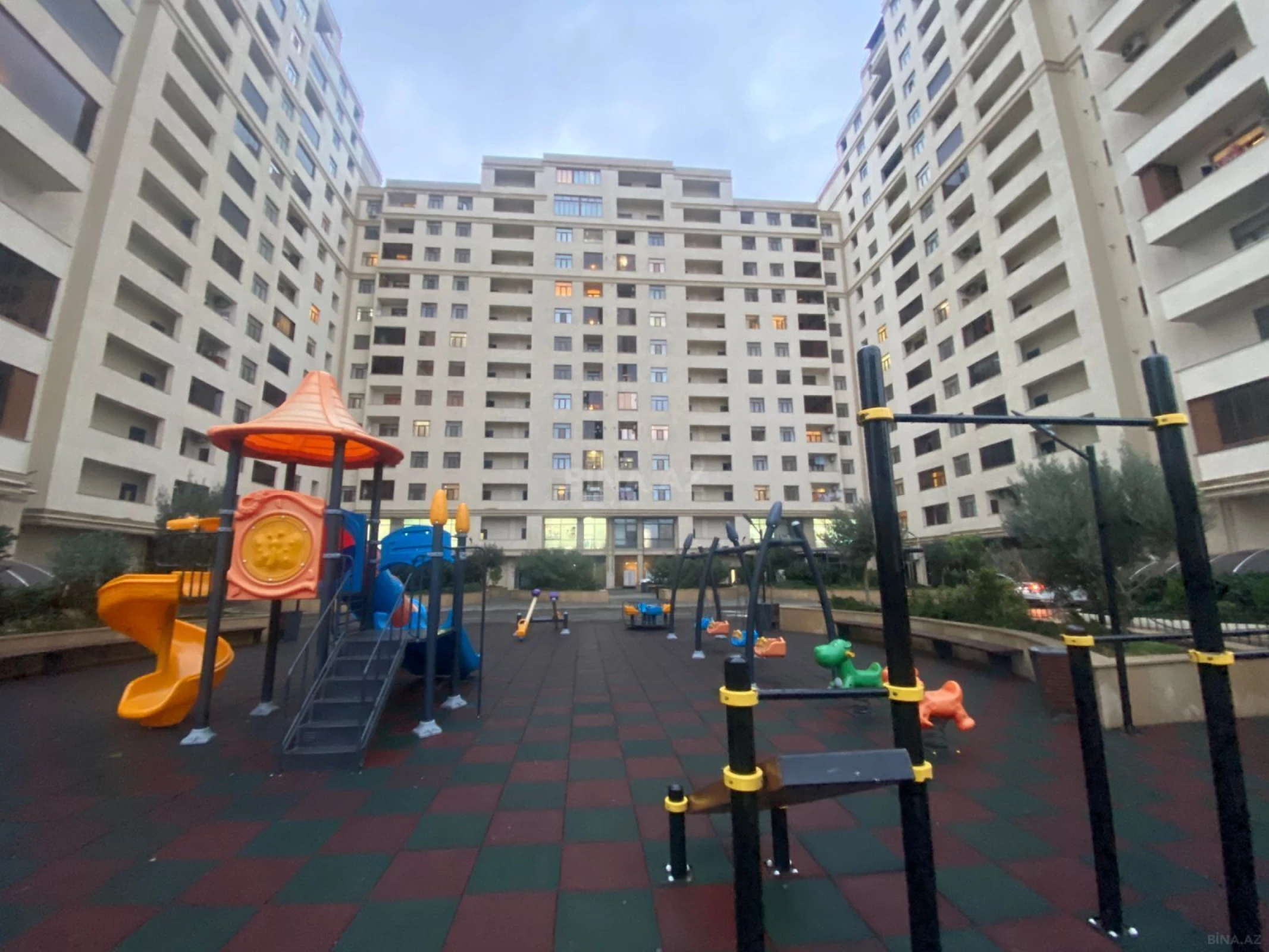 Satılır 3 otaqlı mənzil 137 m²