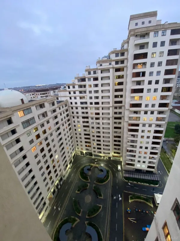 Satılır 3 otaqlı mənzil 137 m²