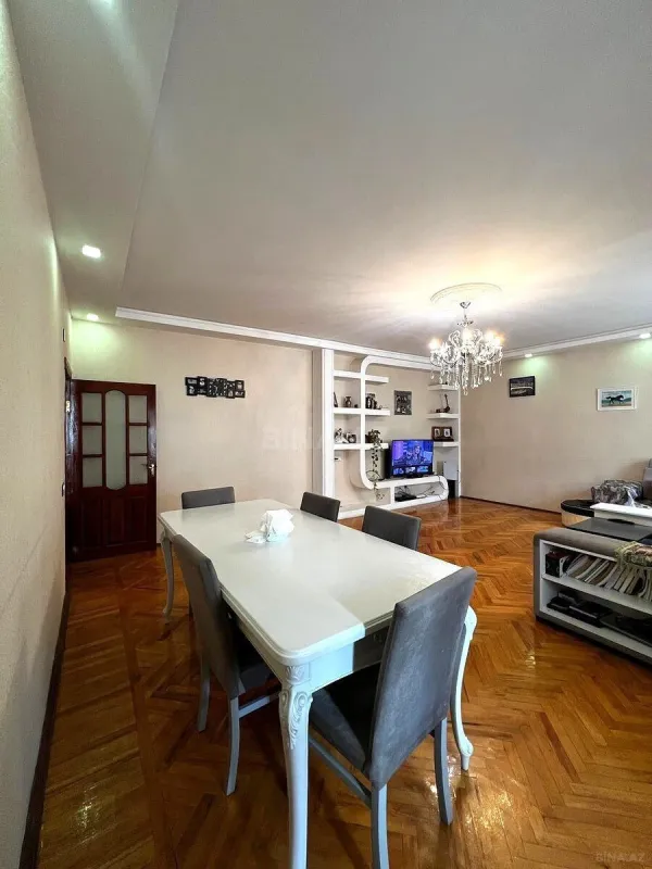 Satılır 4 otaqlı mənzil 130 m²