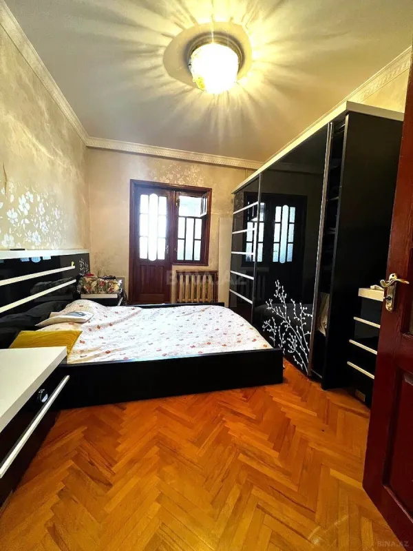 Satılır 4 otaqlı mənzil 130 m²