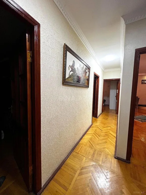 Satılır 4 otaqlı mənzil 130 m²
