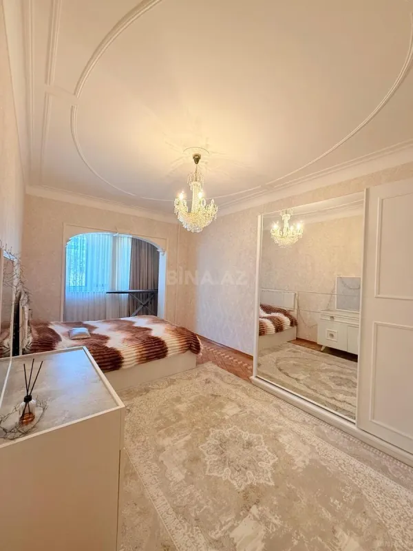 Satılır 5 otaqlı mənzil 130 m²
