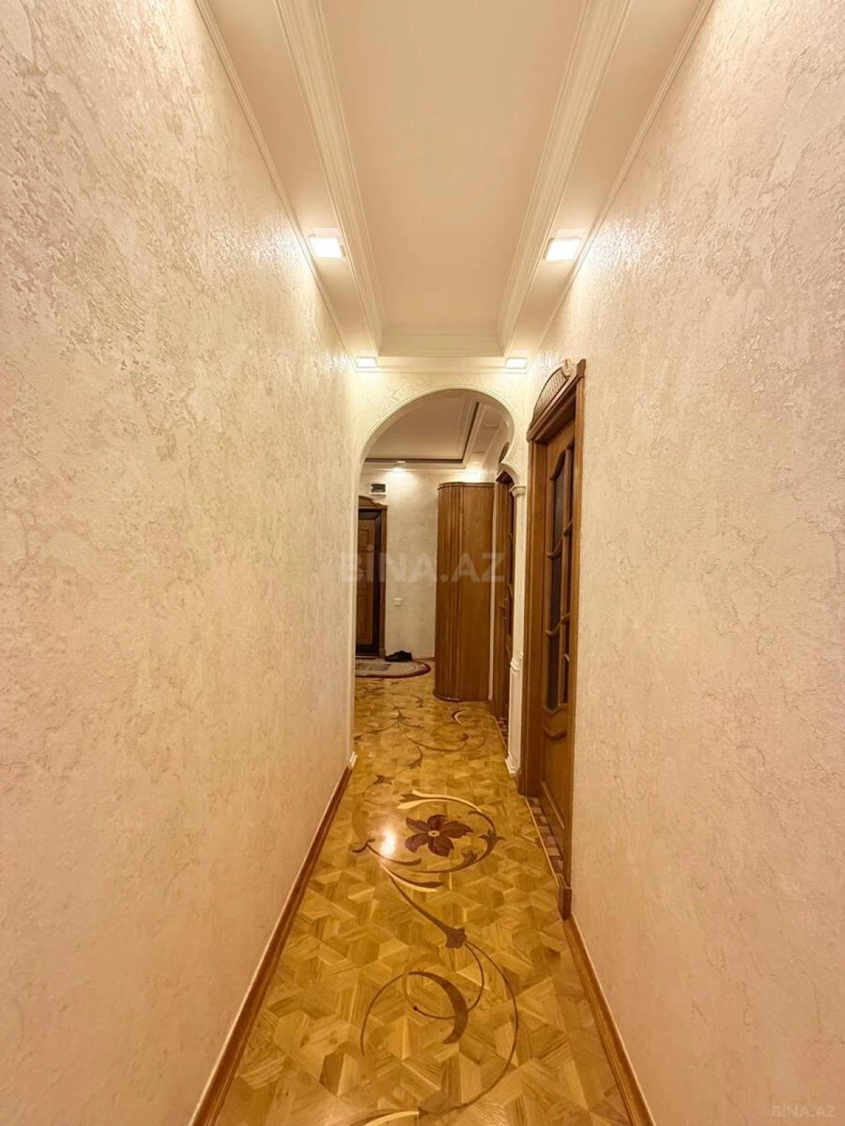 Satılır 5 otaqlı mənzil 130 m²