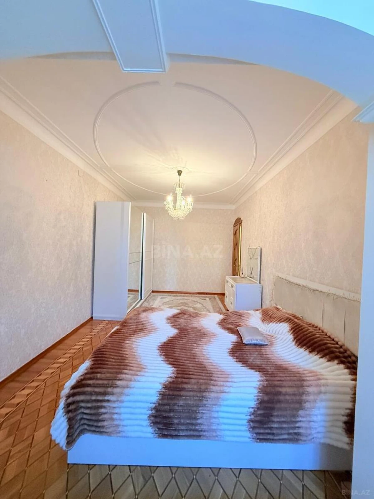 Satılır 5 otaqlı mənzil 130 m²