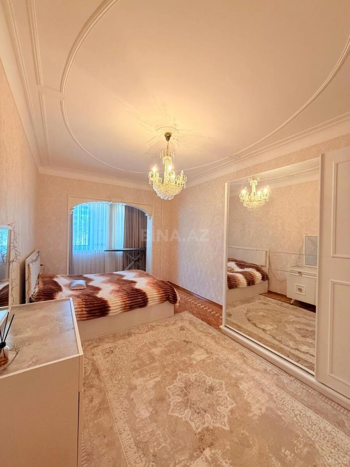 Satılır 5 otaqlı mənzil 130 m²