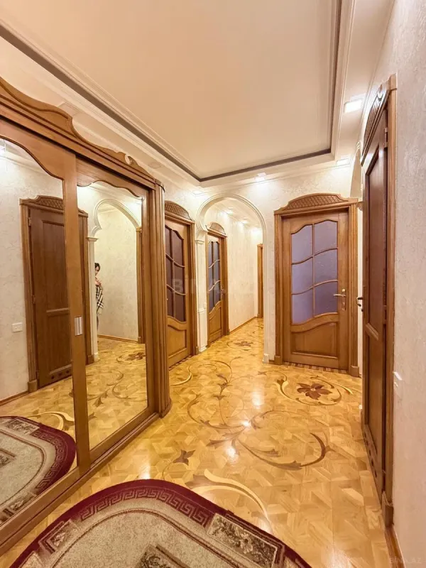 Satılır 5 otaqlı mənzil 130 m²