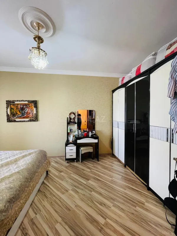 Satılır 5 otaqlı mənzil 120 m²