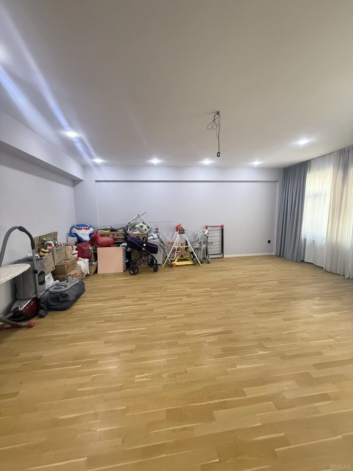 Satılır 3 otaqlı mənzil 150 m²