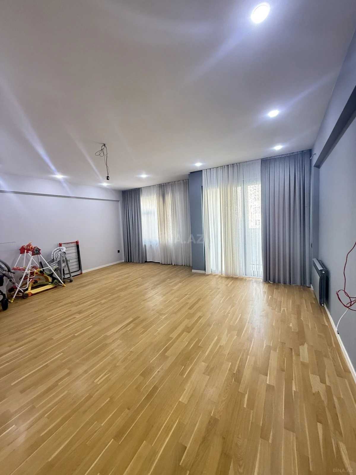Satılır 3 otaqlı mənzil 150 m²