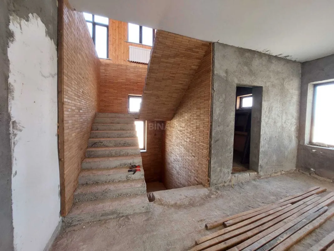 Satılır 8 otaqlı həyət evi 540 m²