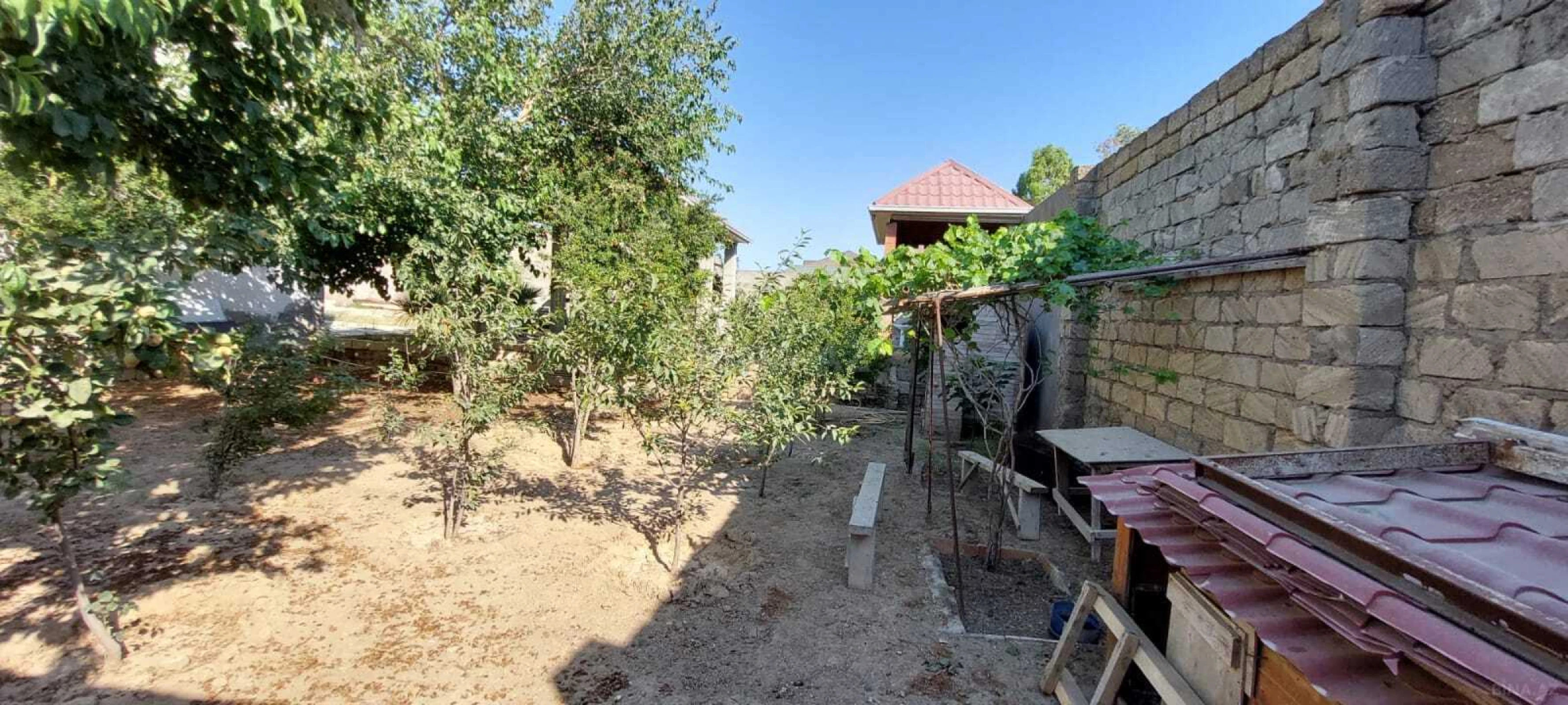 Satılır 8 otaqlı həyət evi 540 m²