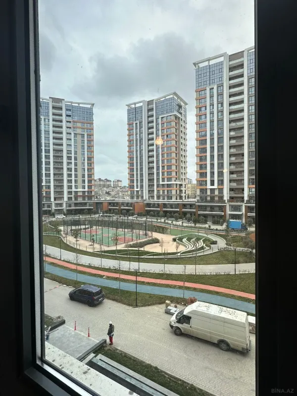 Satılır 4 otaqlı mənzil 130 m²