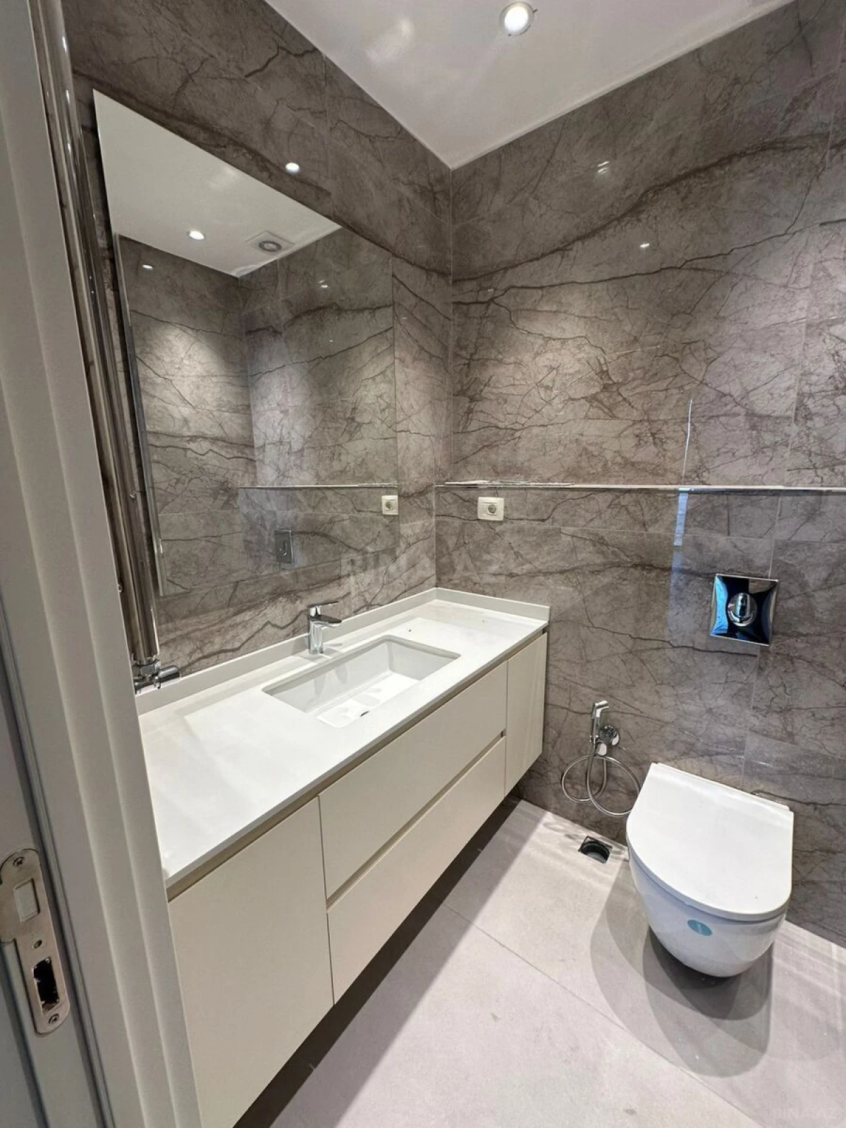 Satılır 4 otaqlı mənzil 130 m²