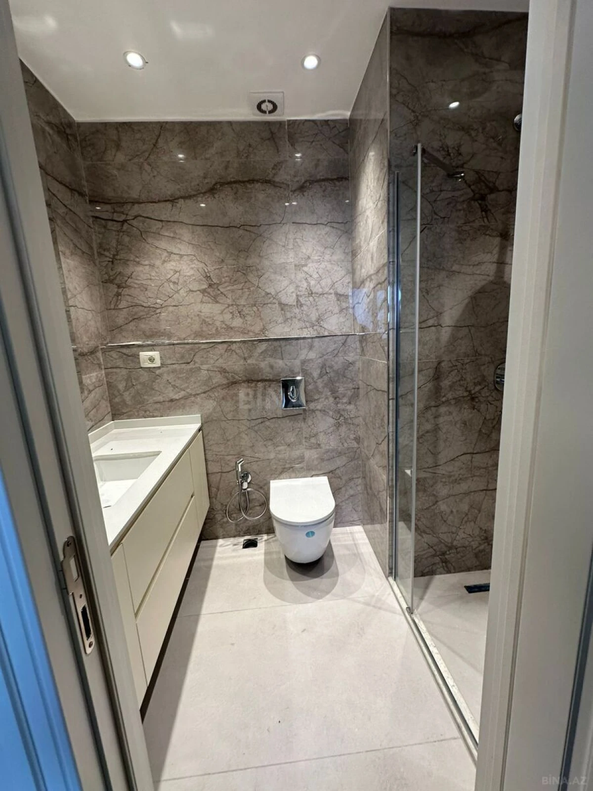 Satılır 4 otaqlı mənzil 130 m²