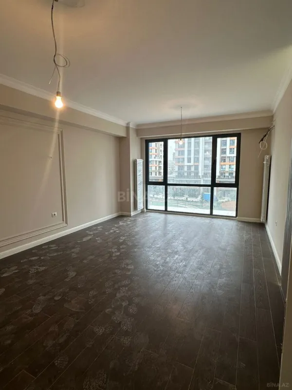 Satılır 4 otaqlı mənzil 130 m²