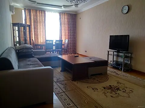 Satılır 4 otaqlı mənzil 135 m²